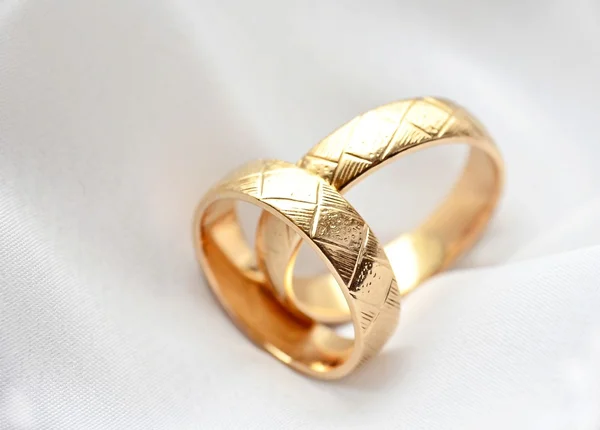 Dwa Złote Pierścienie Ślubne — Zdjęcie stockowe