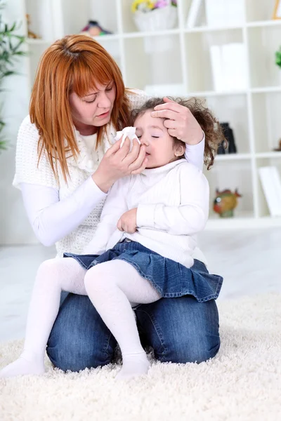 Mãe limpando o nariz da filha doente — Fotografia de Stock