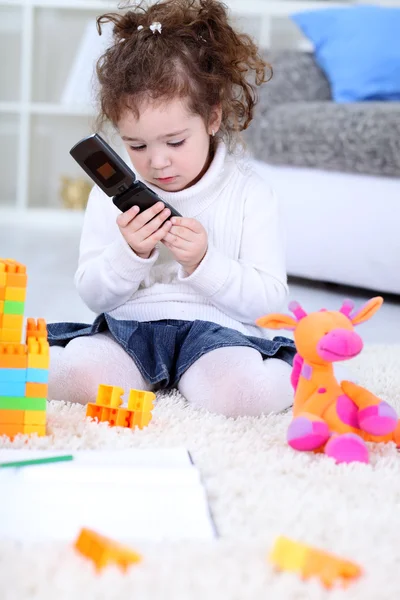 Barn leker med mobiltelefon — Stockfoto