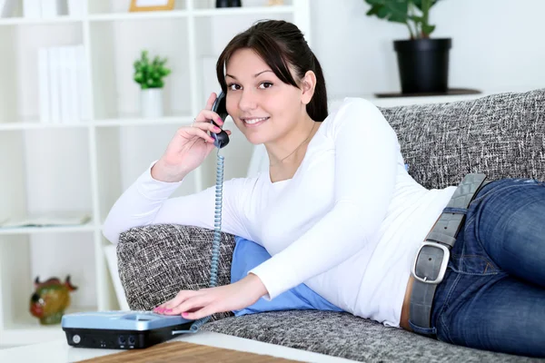 Mladá žena s úsměvem a mluví po telefonu — Stock fotografie