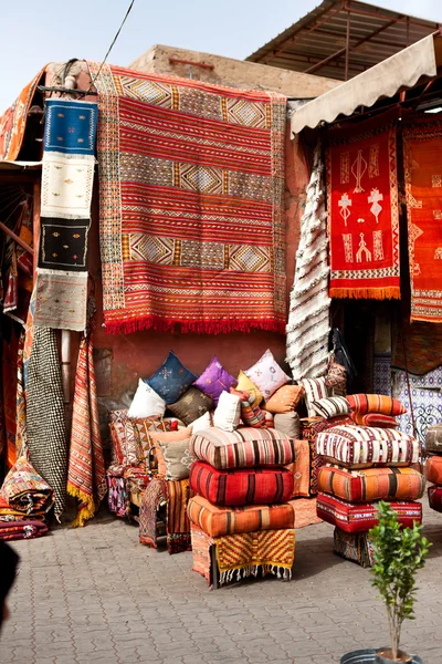 Килими для продажу в місті Маракеш — стокове фото