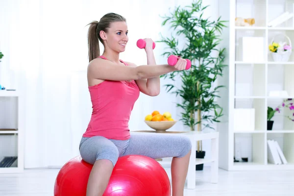 Mulher em sportswear, fazendo exercício de fitness com halteres — Fotografia de Stock