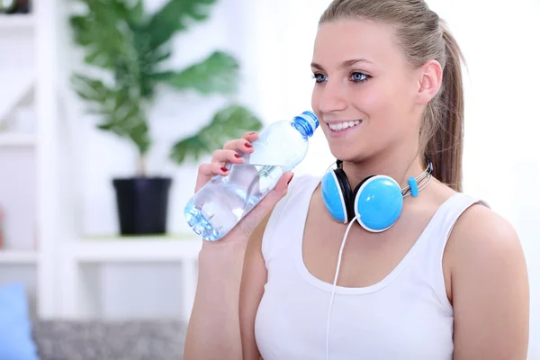 Gazdaság a vizes palackot, boldog fiatal nő — Stock Fotó