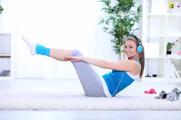 Young woman doing exercise for stomach — Stock Photo, Image
