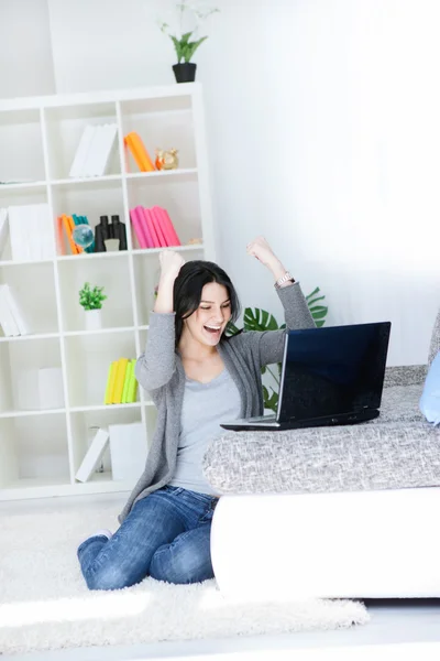 Mujer feliz con portátil — Foto de Stock