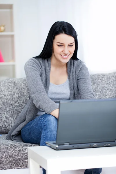 女性使用的笔记本电脑，浏览网 — 图库照片