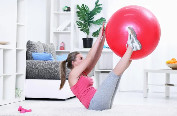 Mulher exercício aptidão postura abdominais — Fotografia de Stock