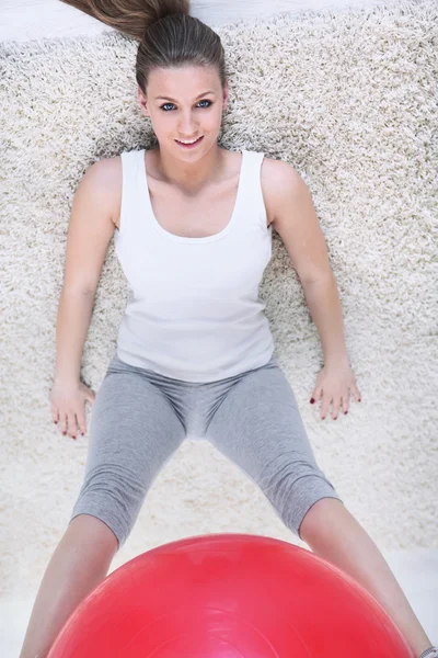 Donna che si esercita con la palla pilates — Foto Stock