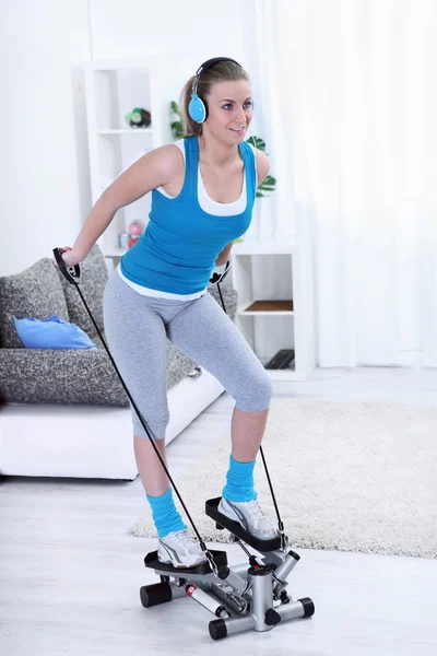 스테퍼에 운동 하는 여자 — 스톡 사진