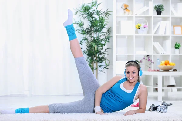 Kız bacaklar için egzersiz yapıyor — Stok fotoğraf