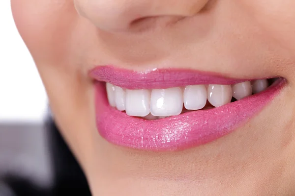 Женские зубы — стоковое фото