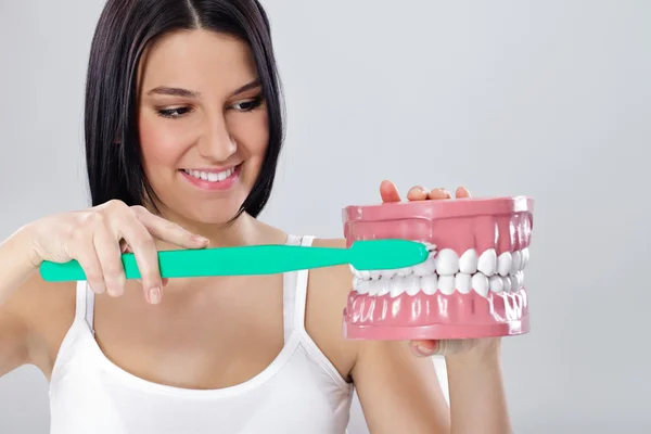 Menina mostrando o caminho certo para escovar os dentes — Fotografia de Stock