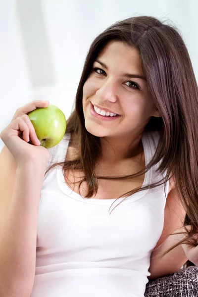 Flickan äta äpple — Stockfoto