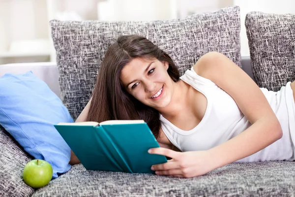 Guapa adolescente chica leyendo libro — Foto de Stock