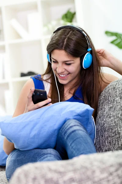 Ganska nöjd flicka lyssna på musik — Stockfoto
