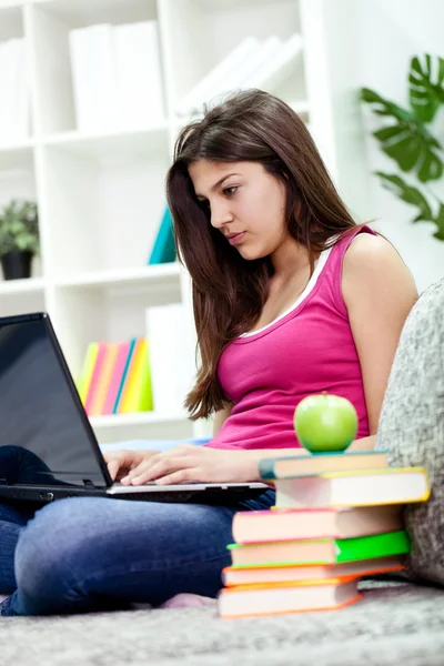 Dizüstü bilgisayar ile bir genç kız — Stok fotoğraf
