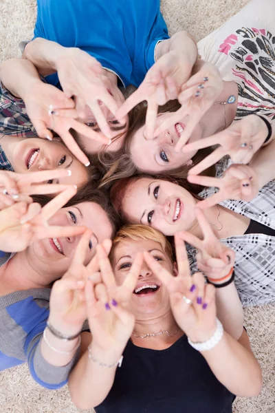 Glada unga vänner med händerna upp — Stockfoto