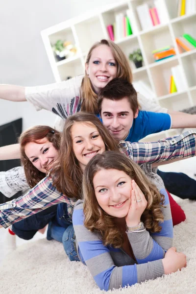 Groep tieners plezier binnen — Stockfoto
