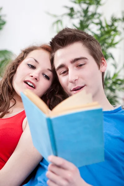 Dos estudiantes leen fuerte — Foto de Stock