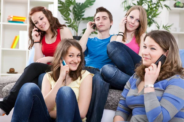 Teenageři s mobilními telefony — Stock fotografie