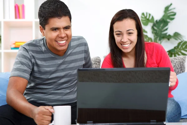 Jonge verliefde paar laptop thuis gebruiken — Stockfoto