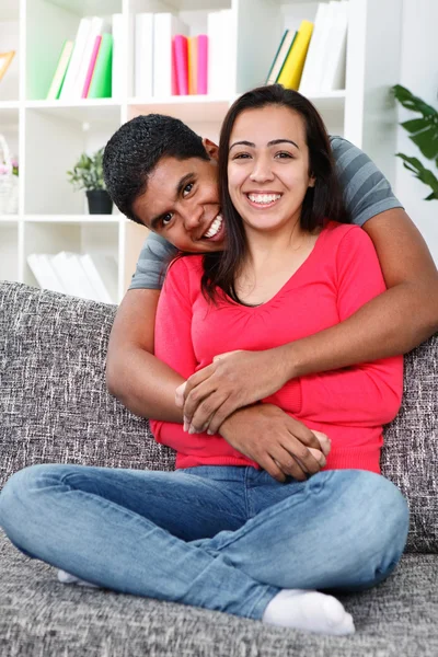 Młoda szczęśliwa para w domu — Zdjęcie stockowe