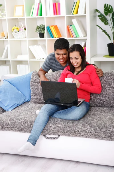 Fiatal, boldog pár a nappaliban — Stock Fotó