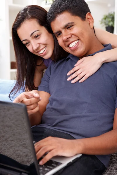 Glimlachen, jonge paar surfen op het internet op een laptop — Stockfoto