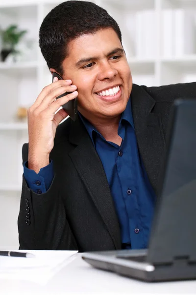 Красивий бізнесмен розмовляє по телефону — стокове фото