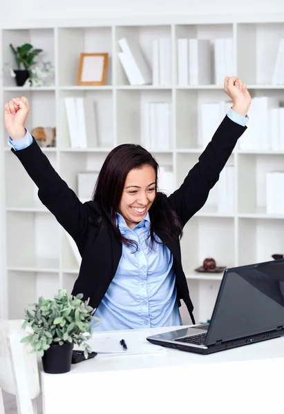 Biznesmen szczęśliwy, świętować sukces — Zdjęcie stockowe