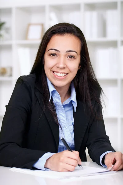 Porträtt av unga glada affärskvinna — Stockfoto