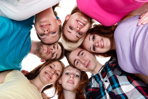 Grupp leende vänner med deras huvuden tillsammans — Stockfoto