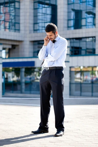 Homme d'affaires parlant avec téléphone portable — Photo