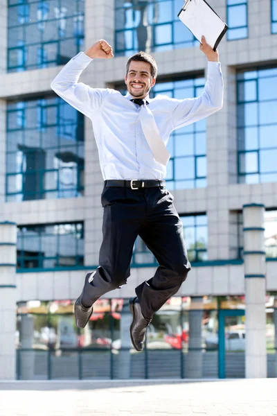 Un homme d'affaires heureux saute dans les airs — Photo