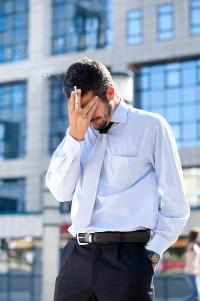 Müder Geschäftsmann raucht — Stockfoto