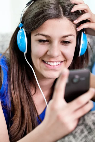 Usměvavá dívka s Kobaltová modř telefon — Stock fotografie