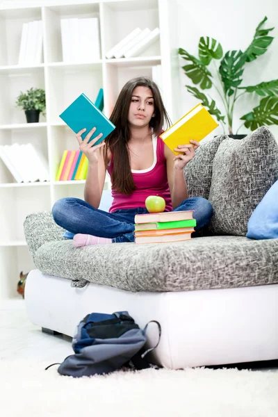 Flickan valt att börja med läxor — Stockfoto