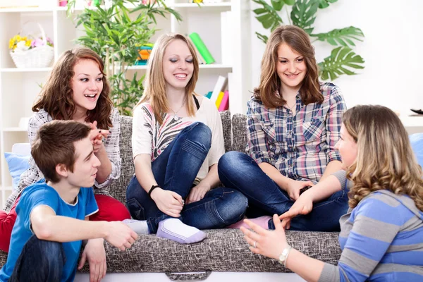 Ung flicka talar med sina vänner — Stockfoto