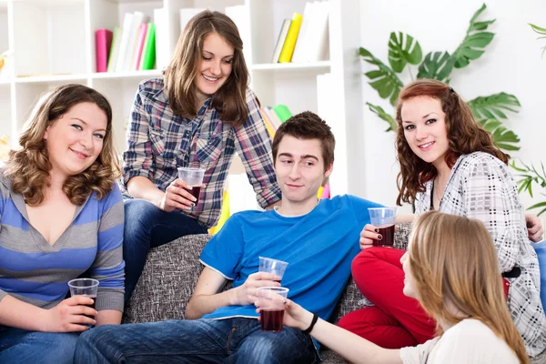 Группа подростков сидит дома на диване — стоковое фото