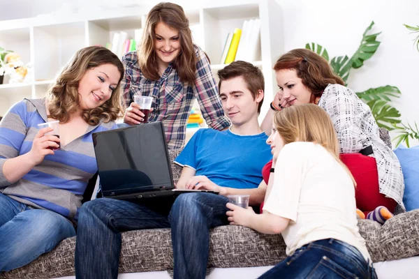 Vrienden having vermaak van laptop — Stockfoto