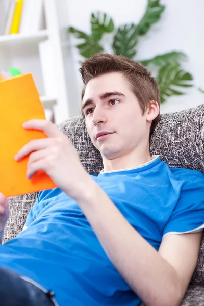 Tonårspojke läser bok — Stockfoto