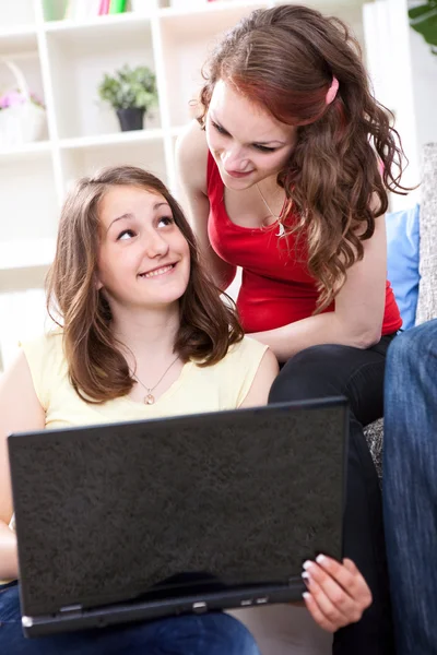 Meninas jovens usando laptop — Fotografia de Stock