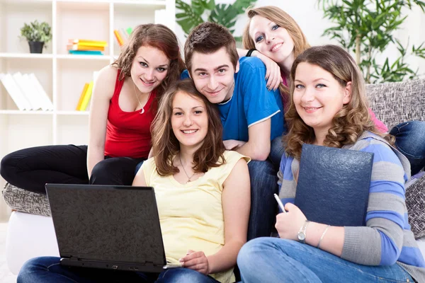 Группа подростков с ноутбуком — стоковое фото