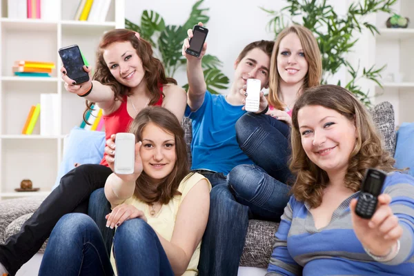 Teenageři zobrazení obrazovky mobilních telefonů — Stock fotografie