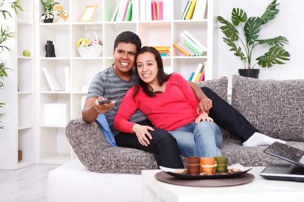Genç bir çift TV izlerken gülümsüyor — Stok fotoğraf