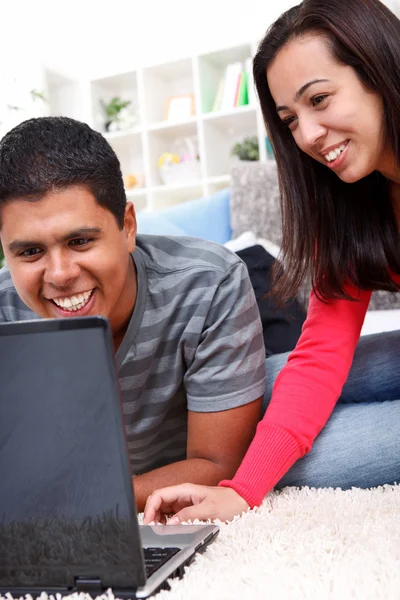 Couple aimant travaillant sur un ordinateur portable ensemble — Photo