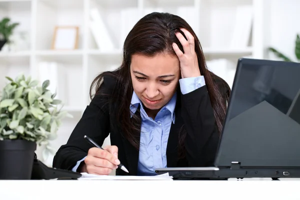 Geschäftsfrau im Stress — Stockfoto