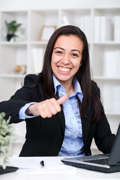 Lycka affärskvinna i office — Stockfoto