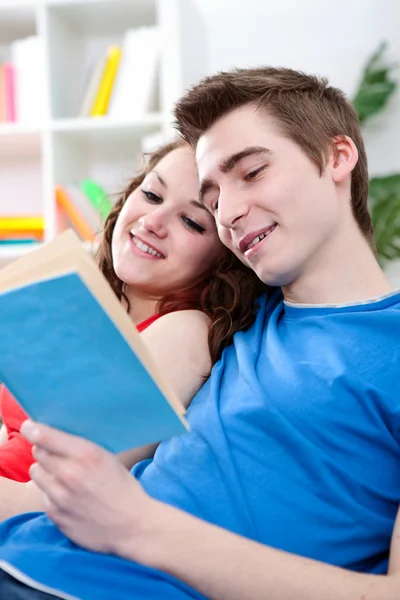 Young couple reading book — Stock Photo, Image