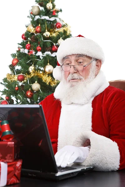 Babbo Natale con computer portatile — Foto Stock